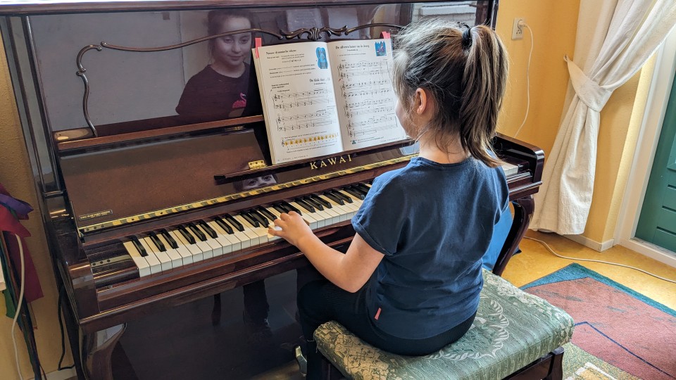 Mette piano.jpg