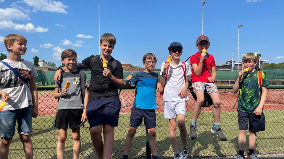 tennisjeugd met ijsjes 2023.jpg